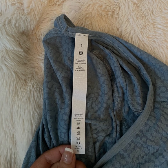 Lululemon loop around t-shirt - Picture 3 of 4